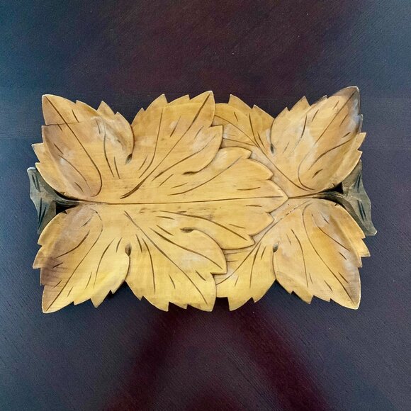 Timeless Artisanal Vintage Hand Carved Wooden Leaf Motif Decorative Tray - Picture 1 of 3